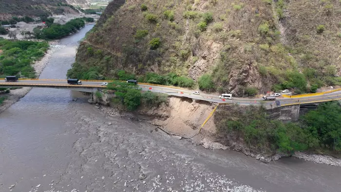 ¡Carajo!, por fin el Invías mira para Santander: tras 8 días de derrumbe inician obras de reparación en la vía Bucaramanga – San Gil imagen de la publicación