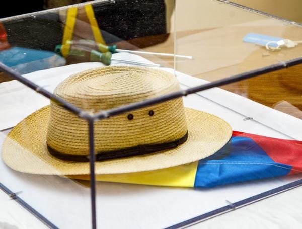 Petro defiende decisión de llevar el sombrero de Carlos Pizarro al nivel de referente para el pueblo colombiano imagen de la publicación
