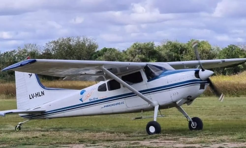 Piloto instructor muere tras arrojarse de un aeroplano imagen de la publicación