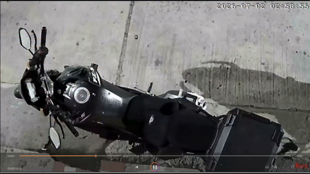 Cámaras de seguridad registraron robo de computador de motocicleta en San Gil, Santander imagen de la publicación