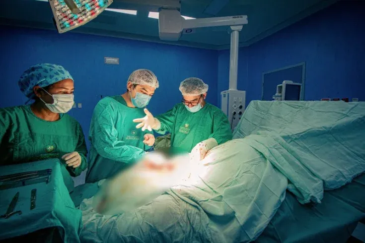 Extirpan tumor de más de 40 kilos a paciente que llevaba cinco años sin poder caminar imagen de la publicación