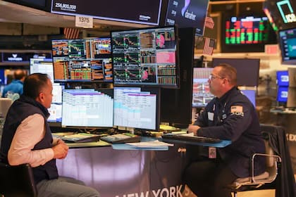 Wall Street abre con pérdidas por alza del petróleo y presión sobre Alphabet y Tesla imagen de la publicación
