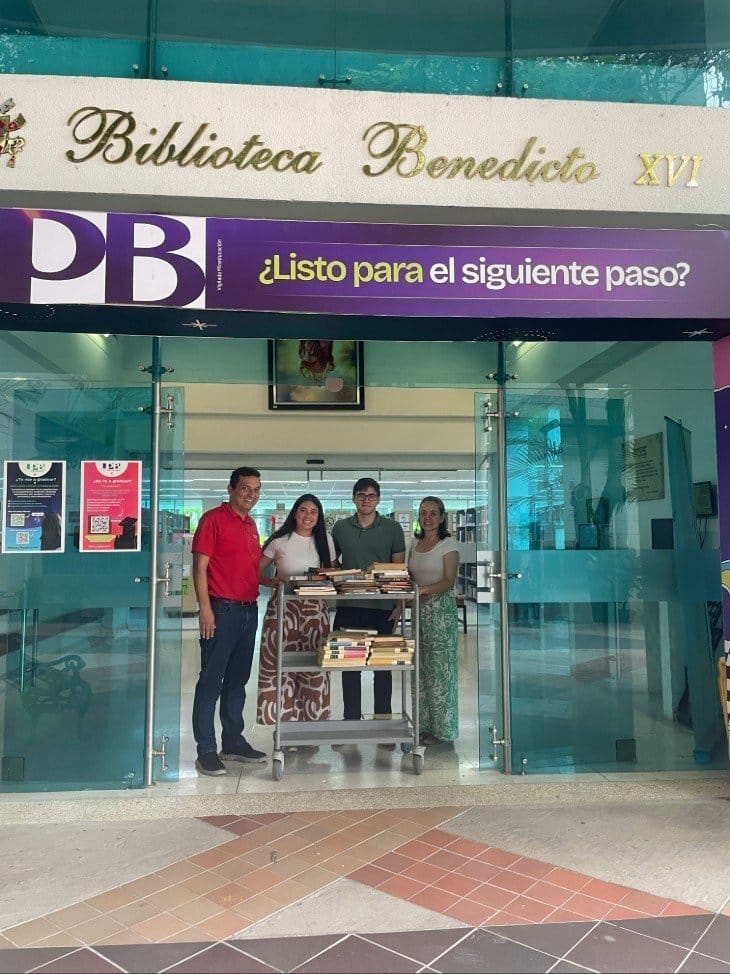 Egresados fortalecen la Biblioteca Benedicto XVI de la UPB Bucaramanga con donación bibliográfica imagen de la publicación