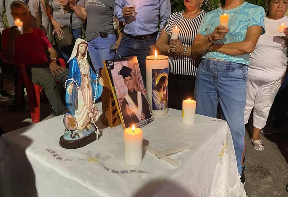 Velatón en homenaje a Johan Sebastián Durán Guerrero bumangués asesinado por el ICE en EE.UU. imagen de la publicación