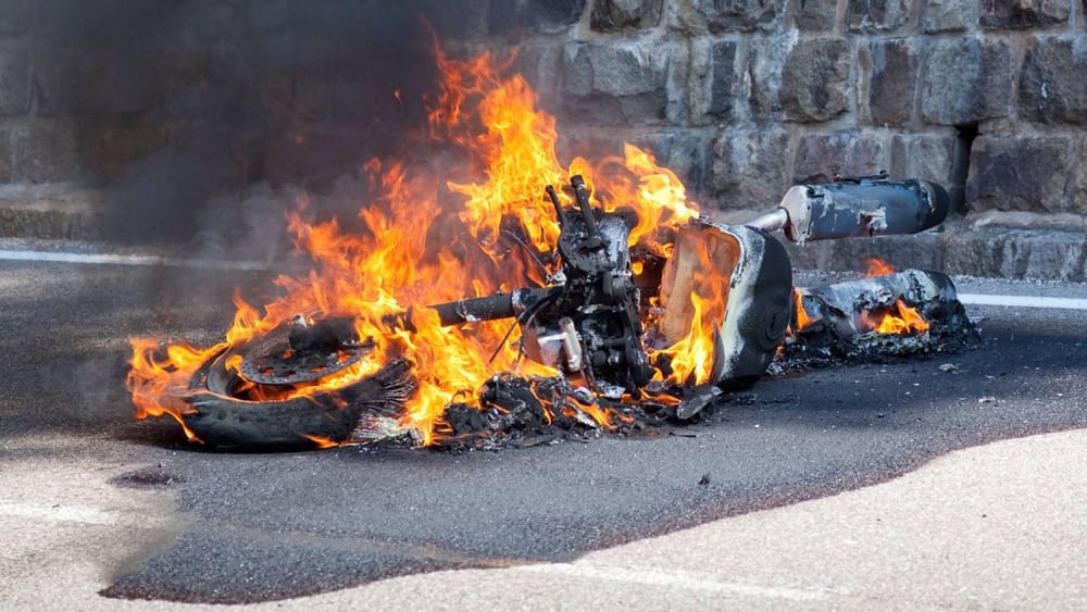 Presunto ladrón fue retenido por la comunidad y su motocicleta terminó incinerada en Bucaramanga imagen de la publicación