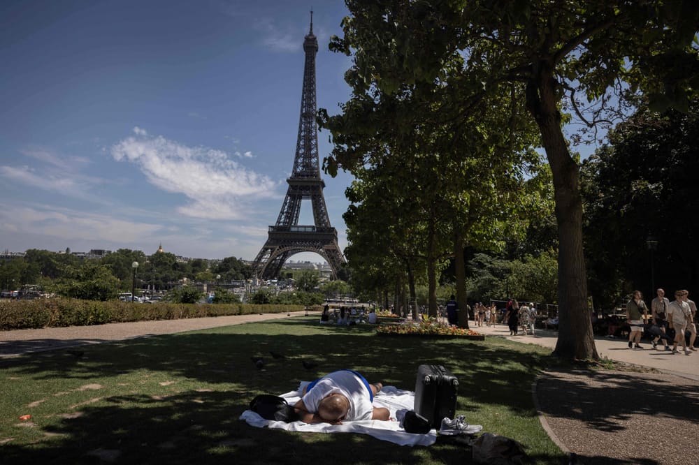 Ola de calor obliga a cerrar antes la Torre Eiffel y museos de París imagen de la publicación
