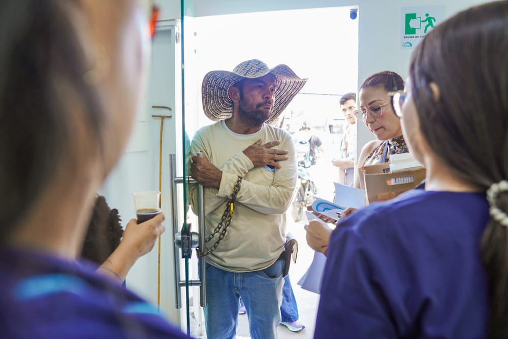 Hombre se encadenó para que le entreguen medicamentos en Barrancabermeja imagen de la publicación