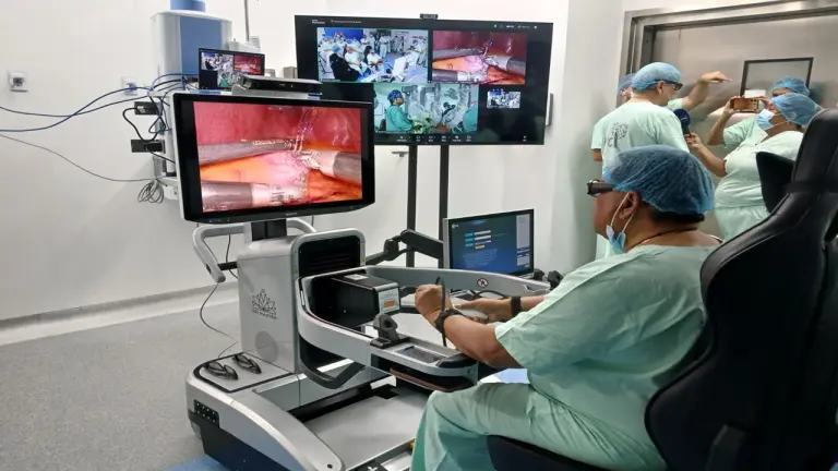 Desde Santander hasta la India: médico del HIC realizó compleja cirugía con apoyo de un robot a miles de kilómetros de distancia imagen de la publicación