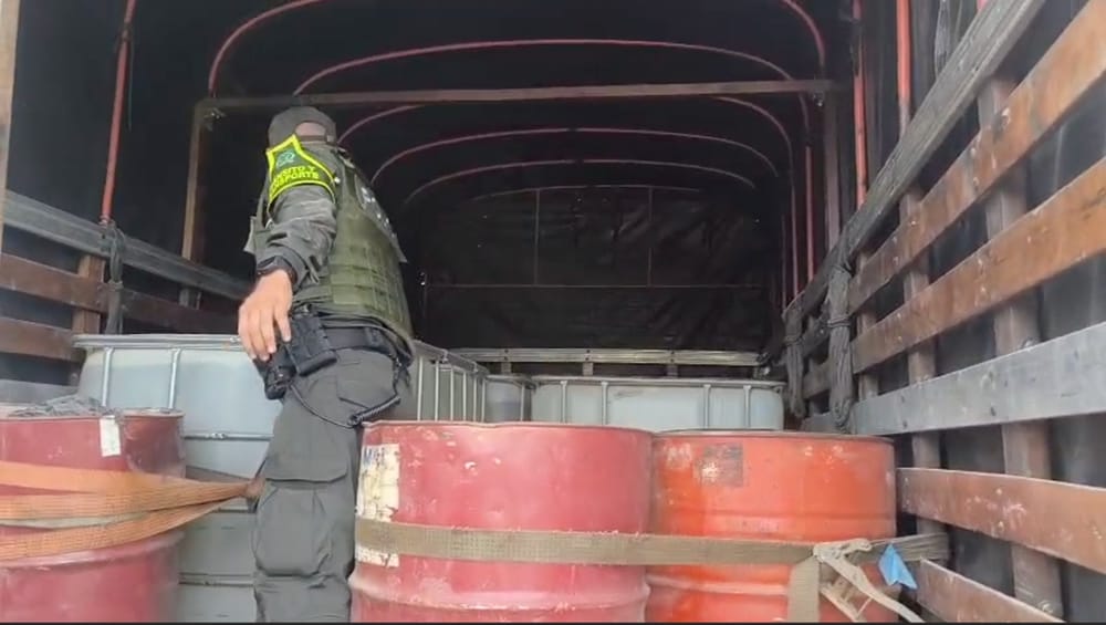 Golpe al tráfico ilegal de combustible: tres capturados con más de 1.500 galones de gasolina en Santander imagen de la publicación