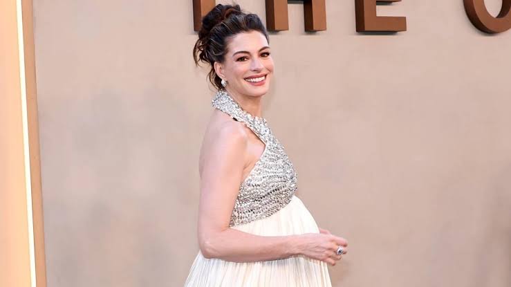 Anne Hathaway confirmó que espera su tercer hijo y confesó que el embarazo la sorprendió imagen de la publicación