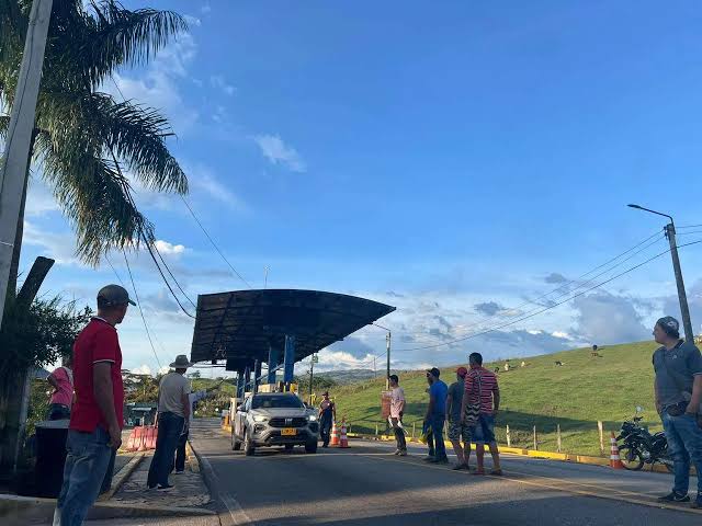 Comunidades reanudan protesta en peaje de Oiba por presuntos incumplimientos de Invías imagen de la publicación