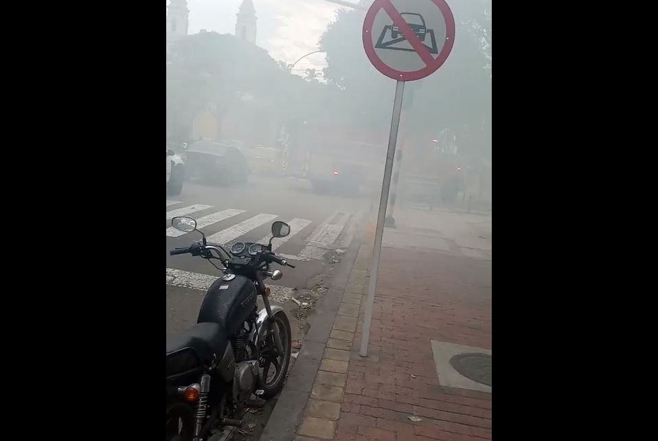 Vehículo se incendió en pleno centro de Bucaramanga y generó alarma entre transeúntes imagen de la publicación