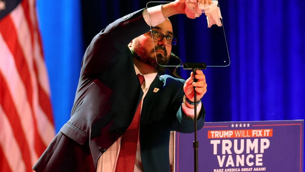 Investigan a operador del teleprompter de Trump por presunto uso de información privilegiada para realizar apuestas imagen de la publicación