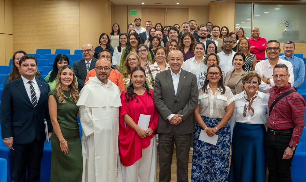 Celebrando liderazgo y vocación de servicio en la Santoto imagen de la publicación