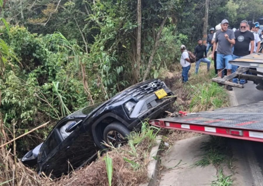 Vehículo se salió de la carretera en la Mesa de los Santos imagen de la publicación