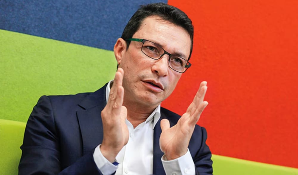 Carlos Caicedo condenado por corrupción e investigado por abuso sexual se fue de  Colombia imagen de la publicación