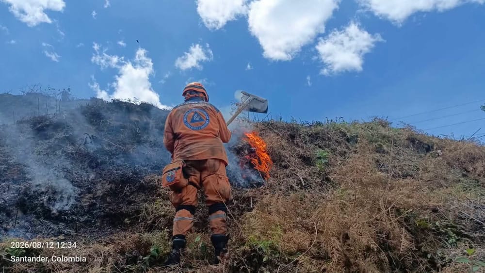 Vegetación en llamas por varios sectores de Santander imagen de la publicación
