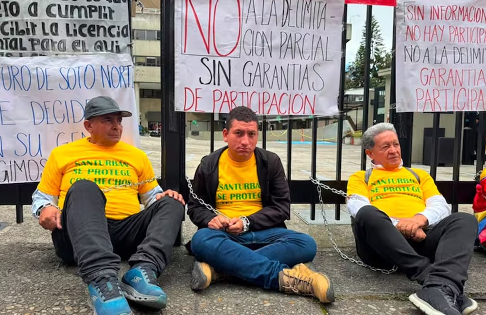 Mineros santandereanos se  encadenan frente al MinMinas en protesta por resolución que prohíbe la minería imagen de la publicación