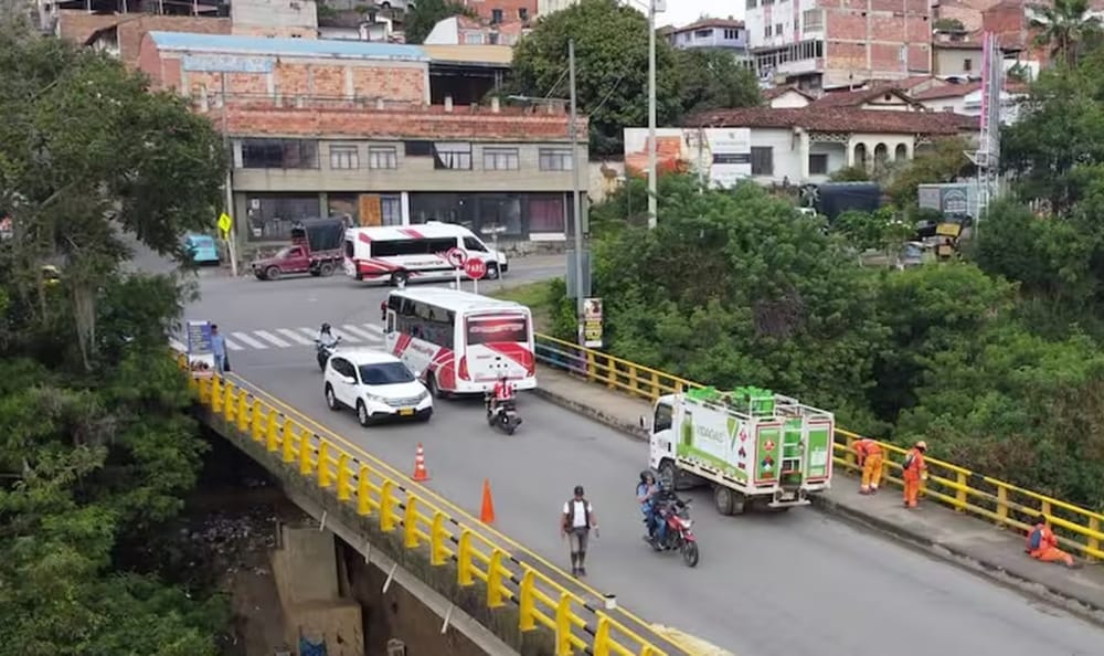 Se arrugó el pavimento del Puente Rojas Pinilla en San Gil imagen de la publicación