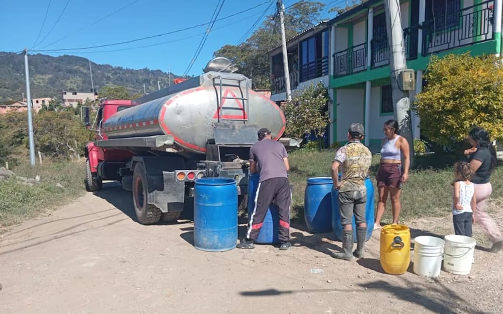 Cuatro carrotanques reparten  agua en Vélez ante los estragos de El Niño imagen de la publicación