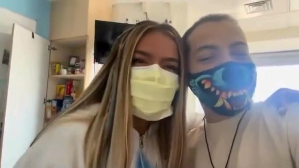 Karol G visitó a fans hospitalizados en California imagen de la publicación