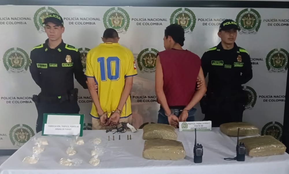 Entraron a una vivienda para esconderse y terminaron capturados con un revólver y cuatro kilos de marihuana en Girón imagen de la publicación