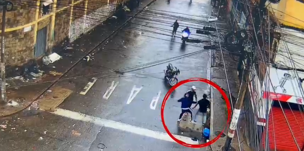 VIDEO | Lo atacaron en manada y huyeron en moto: cámaras de seguridad registraron riña que dejó un capturado en Bucaramanga imagen de la publicación