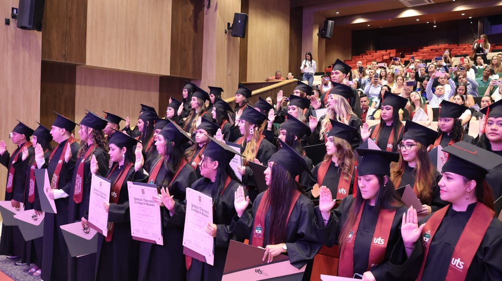 UTS gradúa a más de 1.300 estudiantes y marca su nueva etapa como institución universitaria imagen de la publicación