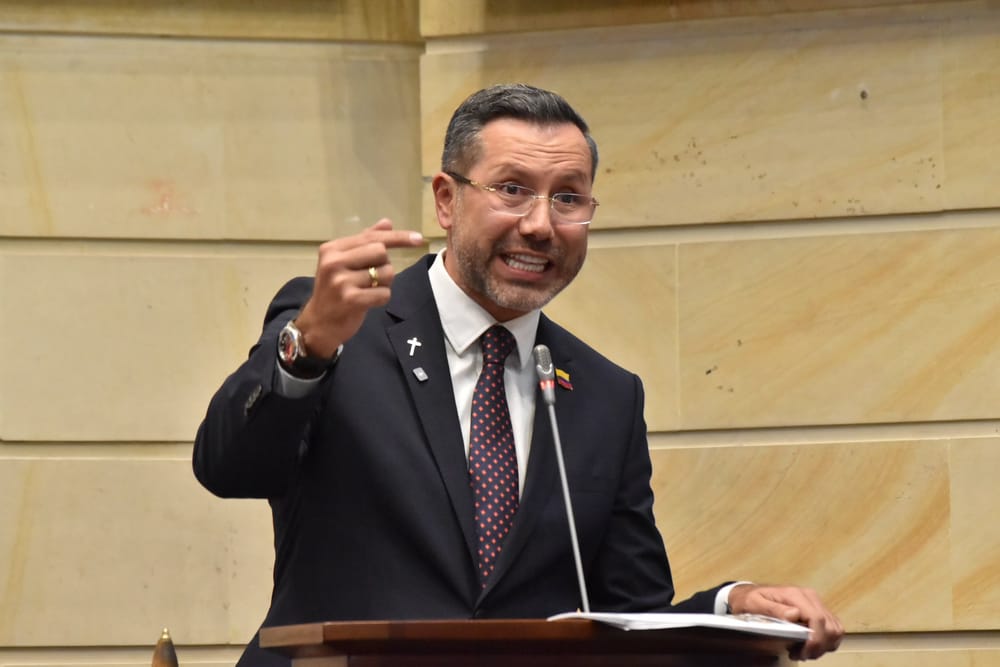 “¡Una foto con mi esposa, no con prostitutas!”: Jaime Andrés Beltrán sobrevive a moción de censura y saca las garras en el senado imagen de la publicación
