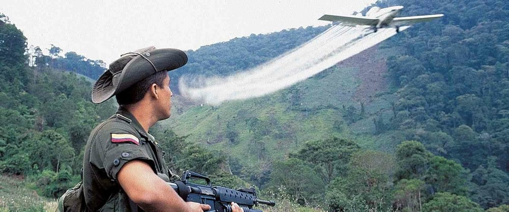 Despues de 11 años, sin lluvia atómica, Abelardo da luz verde al regreso del glifosato en Colombia imagen de la publicación