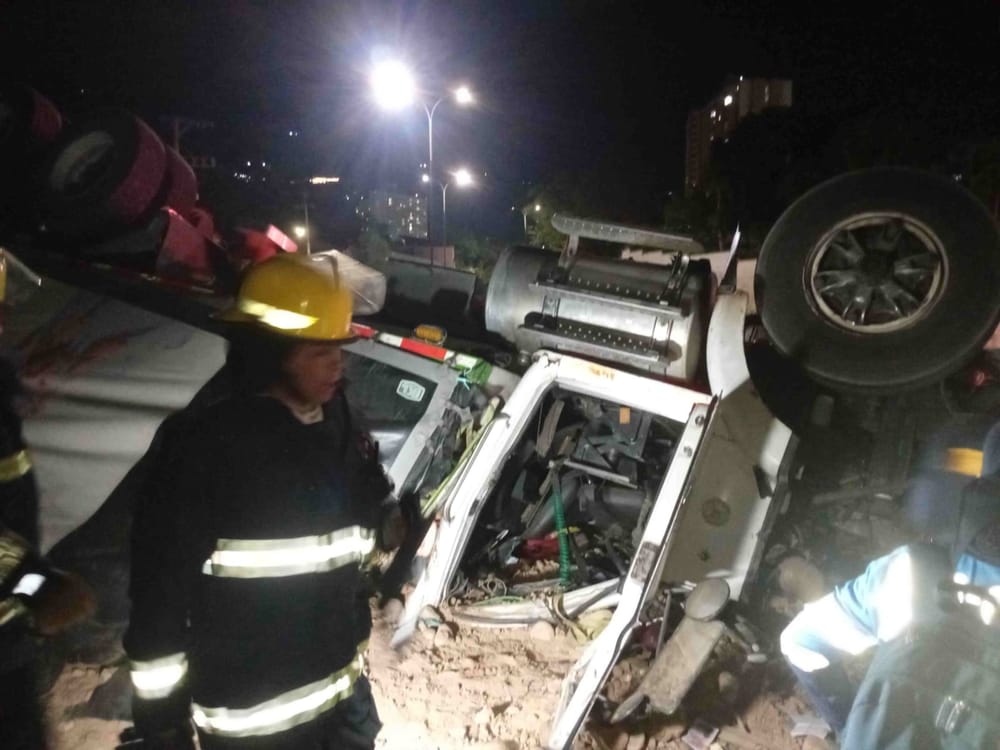 Accidente de tractomula deja dos muertos y ocho heridos en Girón imagen de la publicación
