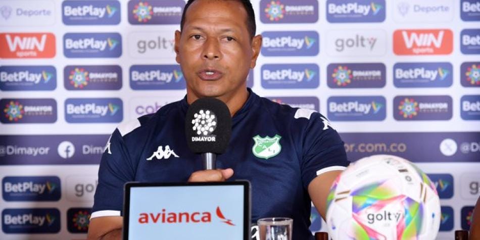 Jhon Alber Ortiz pidió dejar atrás la conformidad en el fútbol femenino colombiano imagen de la publicación