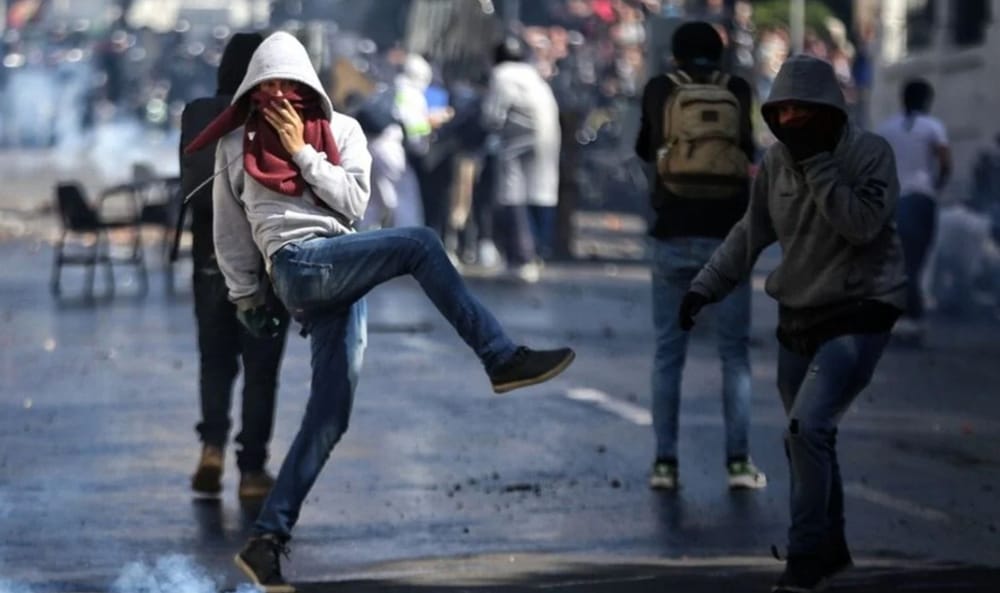 Tensión y evacuada la  Universidad Industrial de  Santander por presencia de 'capuchos' imagen de la publicación