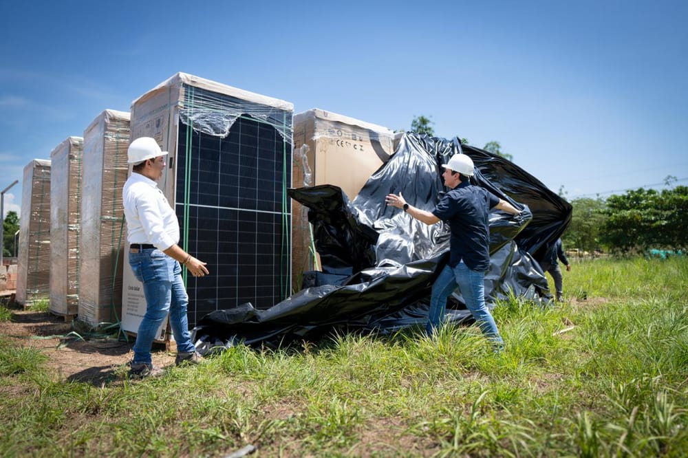 Llegaron los paneles solares para granja de energías limpias El Tiburón en Barrancabermeja imagen de la publicación