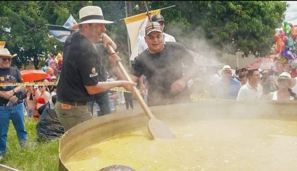 Feria Bonita cerro Fiesta de Colonias con una inmensa olla  de mute Santandereano imagen de la publicación