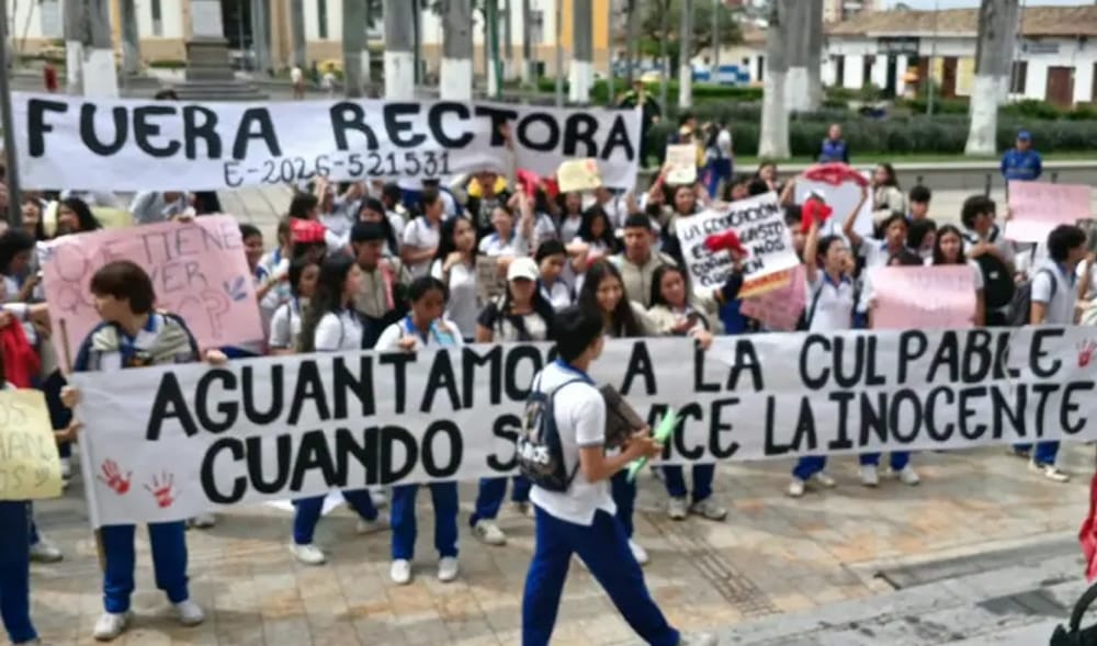 Estudiantes de la Normal de Bucaramanga quieren sacar a la  rectora imagen de la publicación