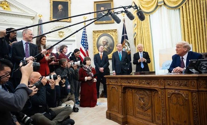 Donald Trump responde y defiende veto a periodistas imagen de la publicación