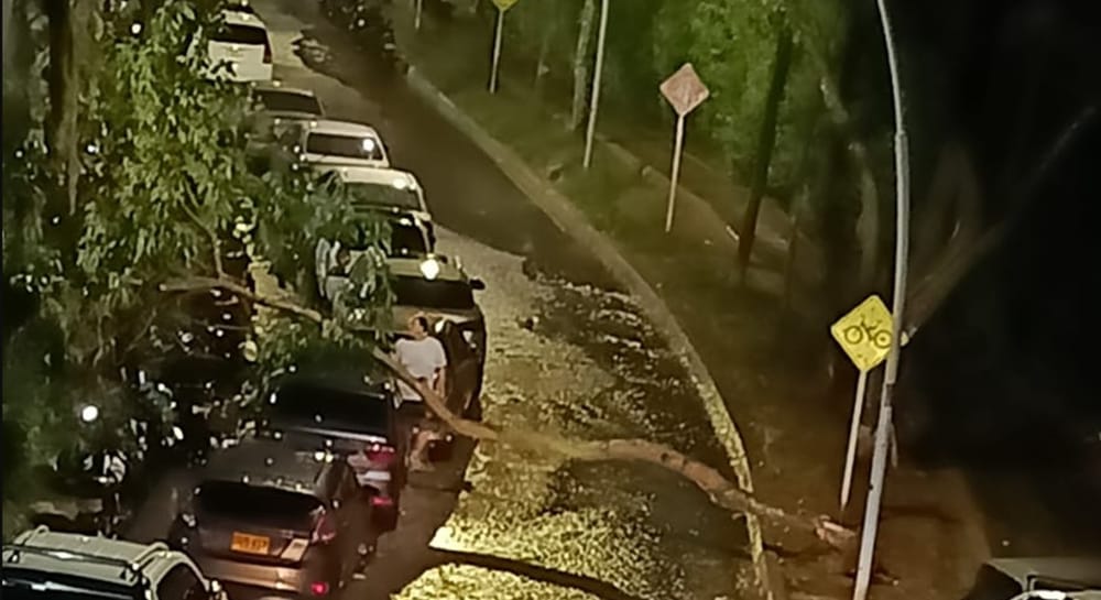Daños de consideración en Bucaramanga tras una inusual tormenta de agua y rayos imagen de la publicación