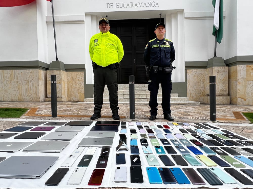 ¡Los tenían para vender! Policía recuperó 153 equipos tecnológicos en el Mercado de las Pulgas en Bucaramanga imagen de la publicación