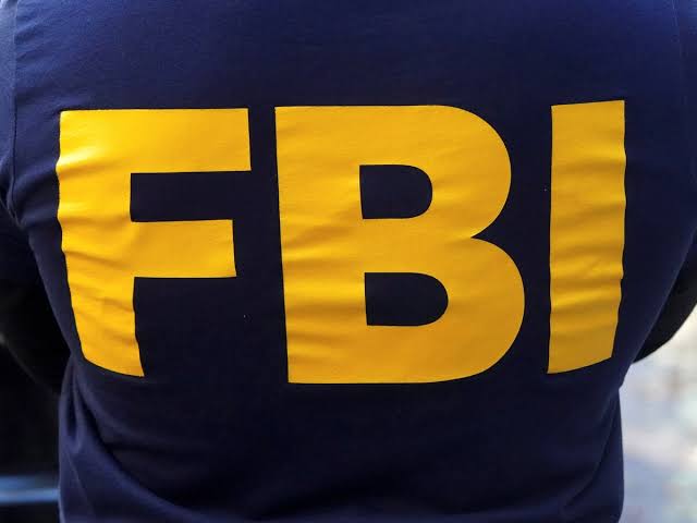 FBI ofrece recompensa de 50.000 dólares por hombre acusado de robar más de un millón de dólares en una joyería imagen de la publicación