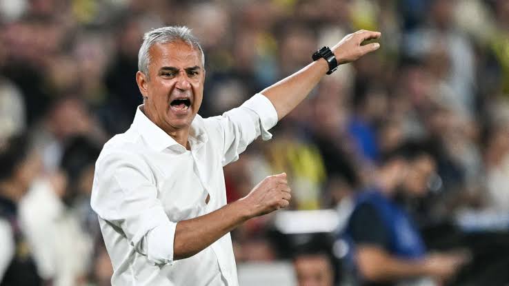 Entrenador del Fenerbahce renunció tras ser agredido con una botella en plena Champions imagen de la publicación