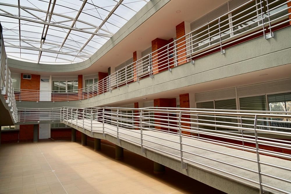 Ventilador cayó del techo en plena clase y dejó dos estudiantes heridos en Santander imagen de la publicación