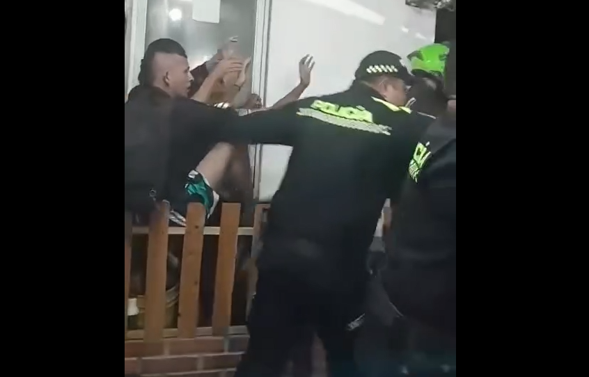 VIDEO: Comunidad retuvo y golpeó a presuntos ladrones en Matanza, Santander imagen de la publicación