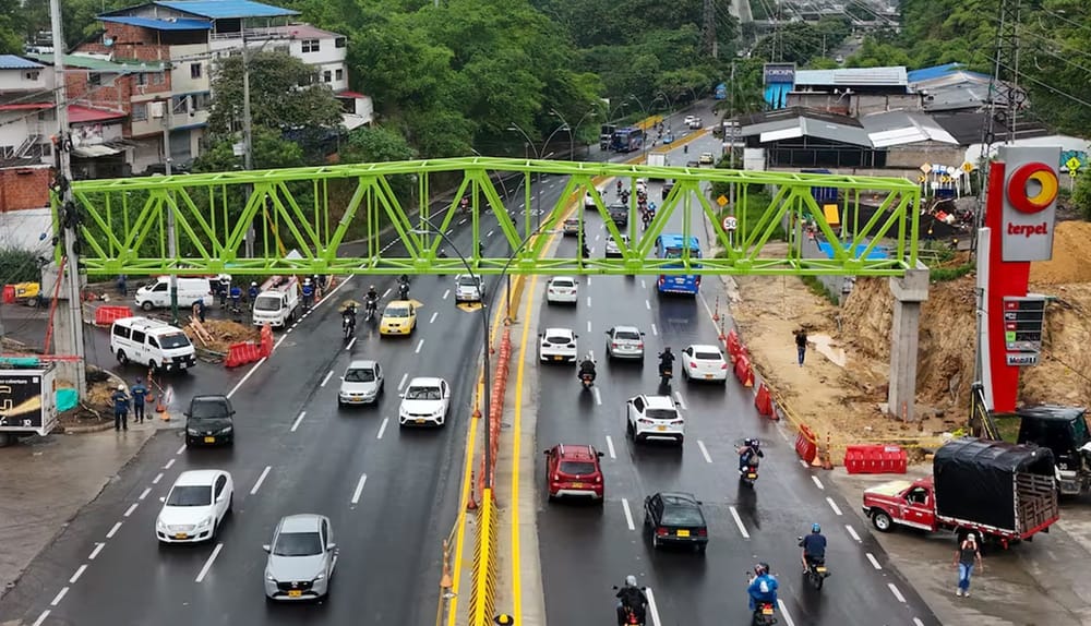 Instalan puente peatonal en el tercer carril de la ruta hacia Floridablanca imagen de la publicación