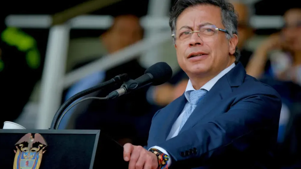Petro quiere ponerse de ruana a Colombia imagen de la publicación