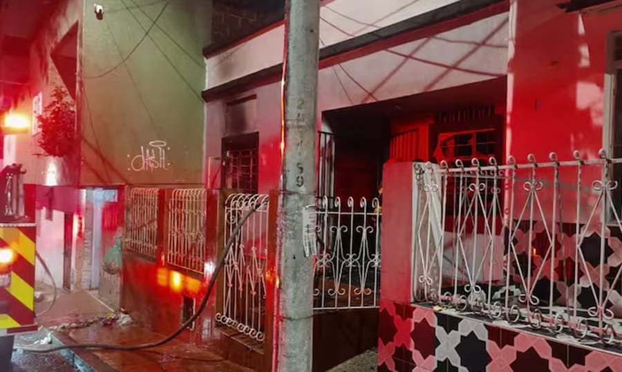 Incendio obligó a una madre y sus dos hijos a refugiarse mientras los Bomberos trabajaban en el rescate imagen de la publicación