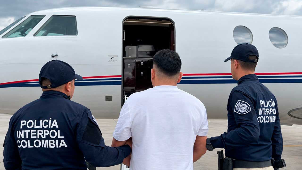 Acabó la Alcahuetería", Abelardo tras firmar la extradición No. 119 de su gobierno