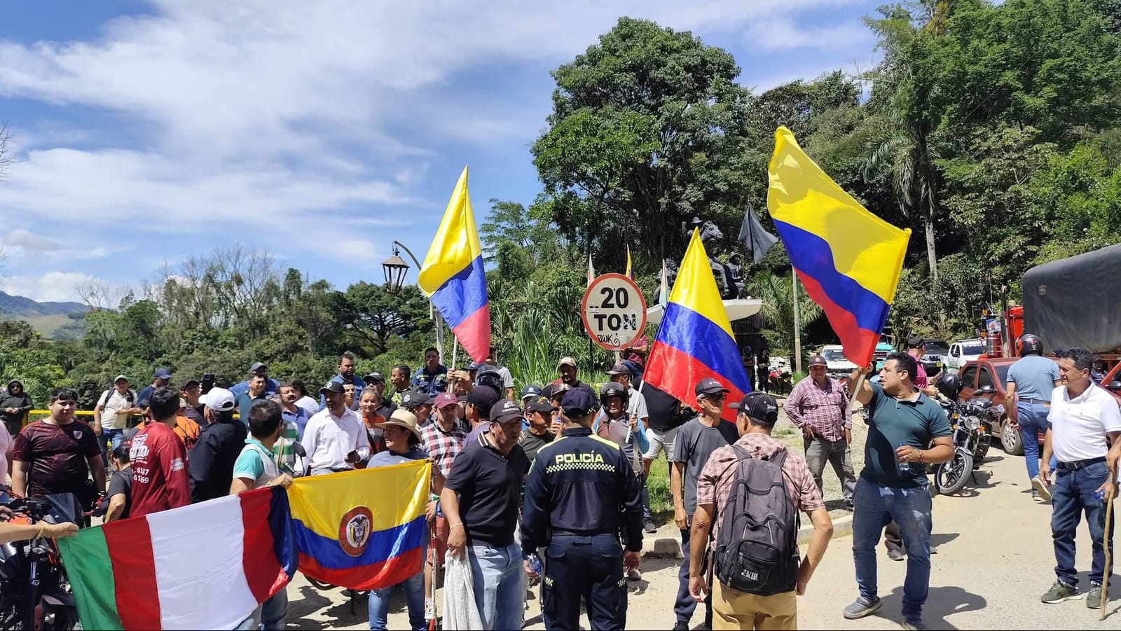 Charaleños se pararon en la raya e impidieron paso de caravana petrista hacia localidad imagen de la publicación