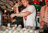 Demirovic cumple su promesa y regaló cerveza en Stuttgart imagen de la publicación