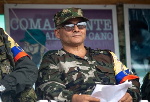 Investigan si alias ‘Iván Mordisco’ fue abatido en un bombardeo de precisión imagen de la publicación